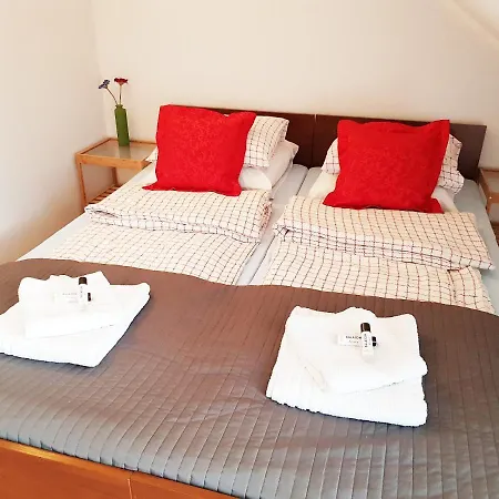 לינה וארוחת בוקר Balaton רובי